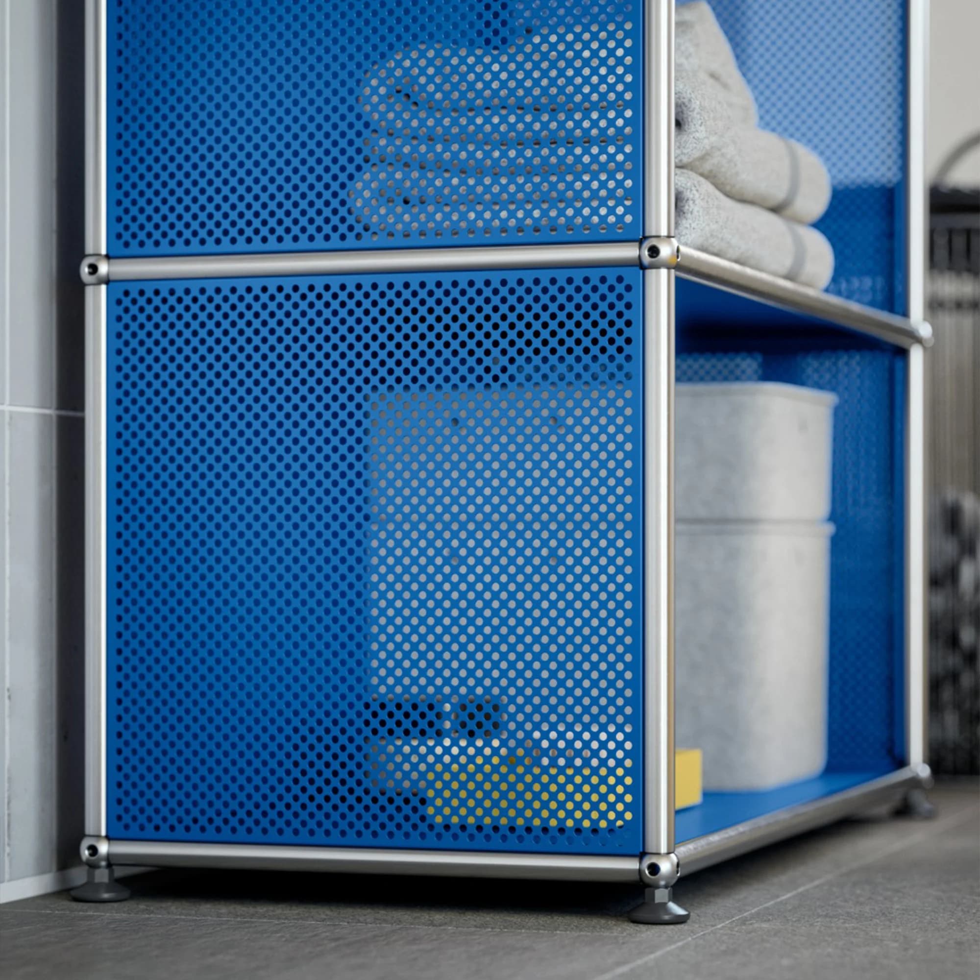 USM Haller M56 Shelving unit – styled view