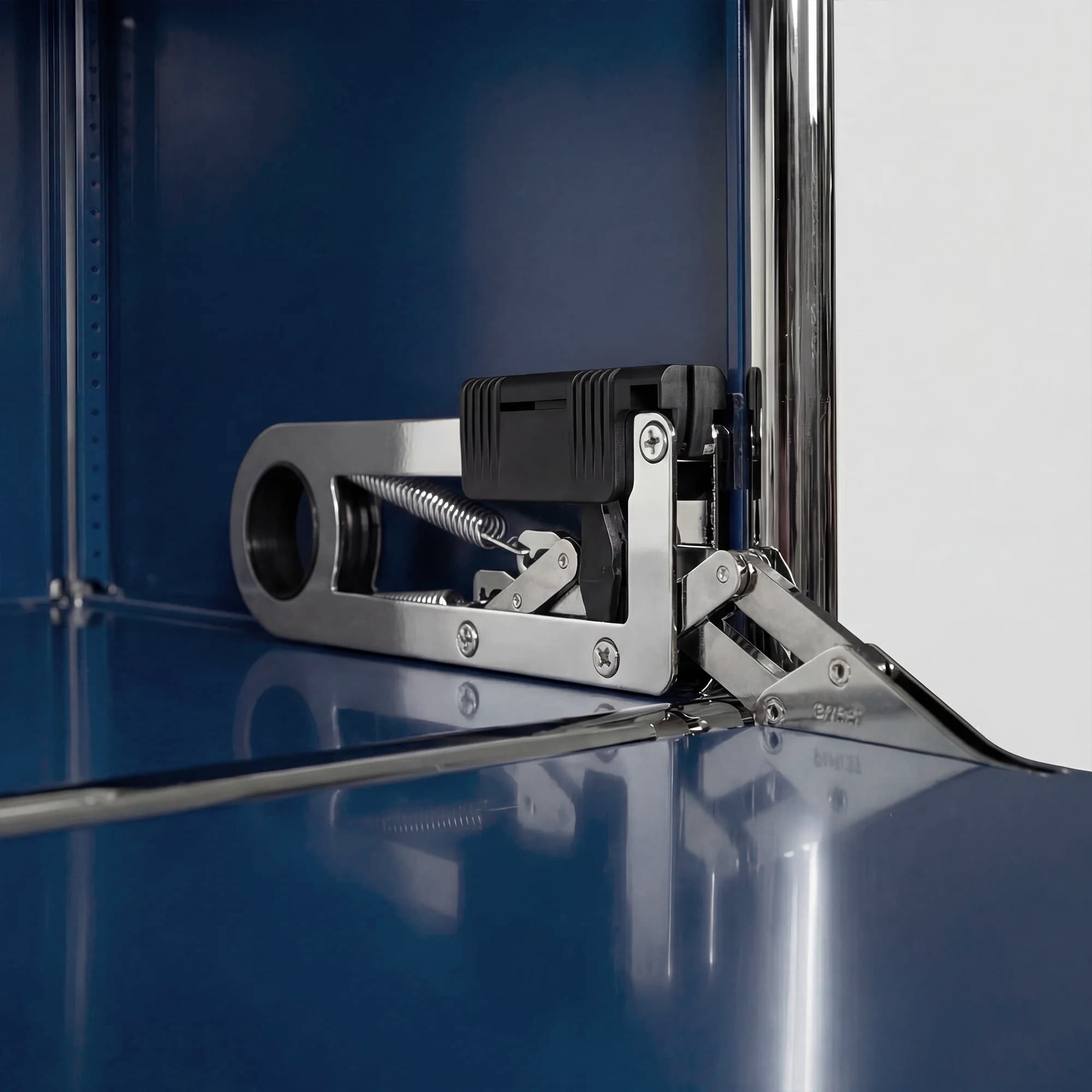 USM Haller shelving unit in Steel Blue – detail view