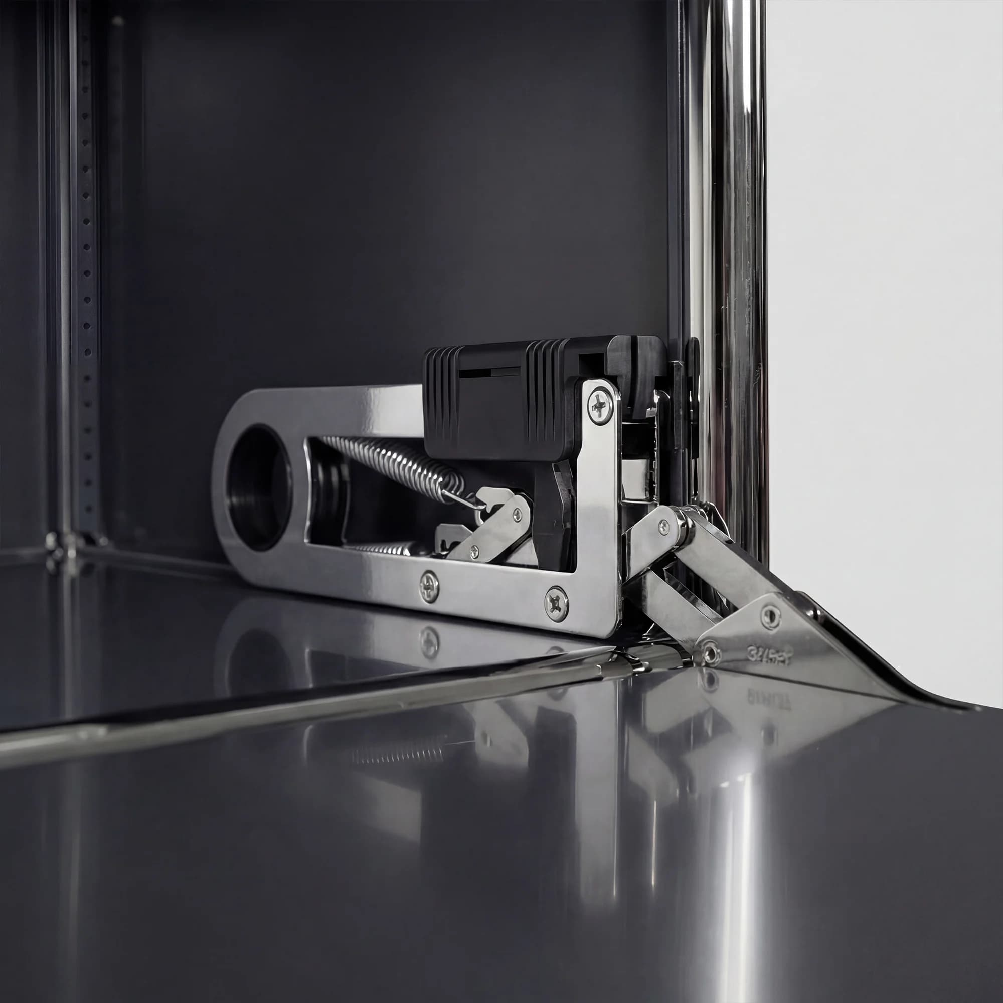 USM Haller shelving unit in Anthracite – detail view