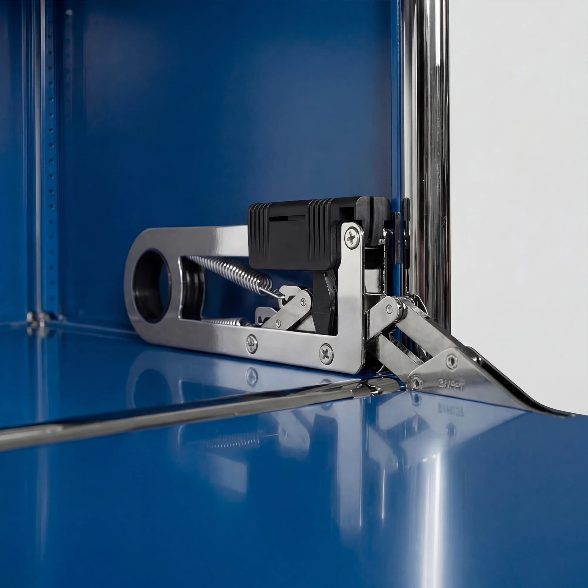USM Haller shelving unit in Gentian Blue – detail view