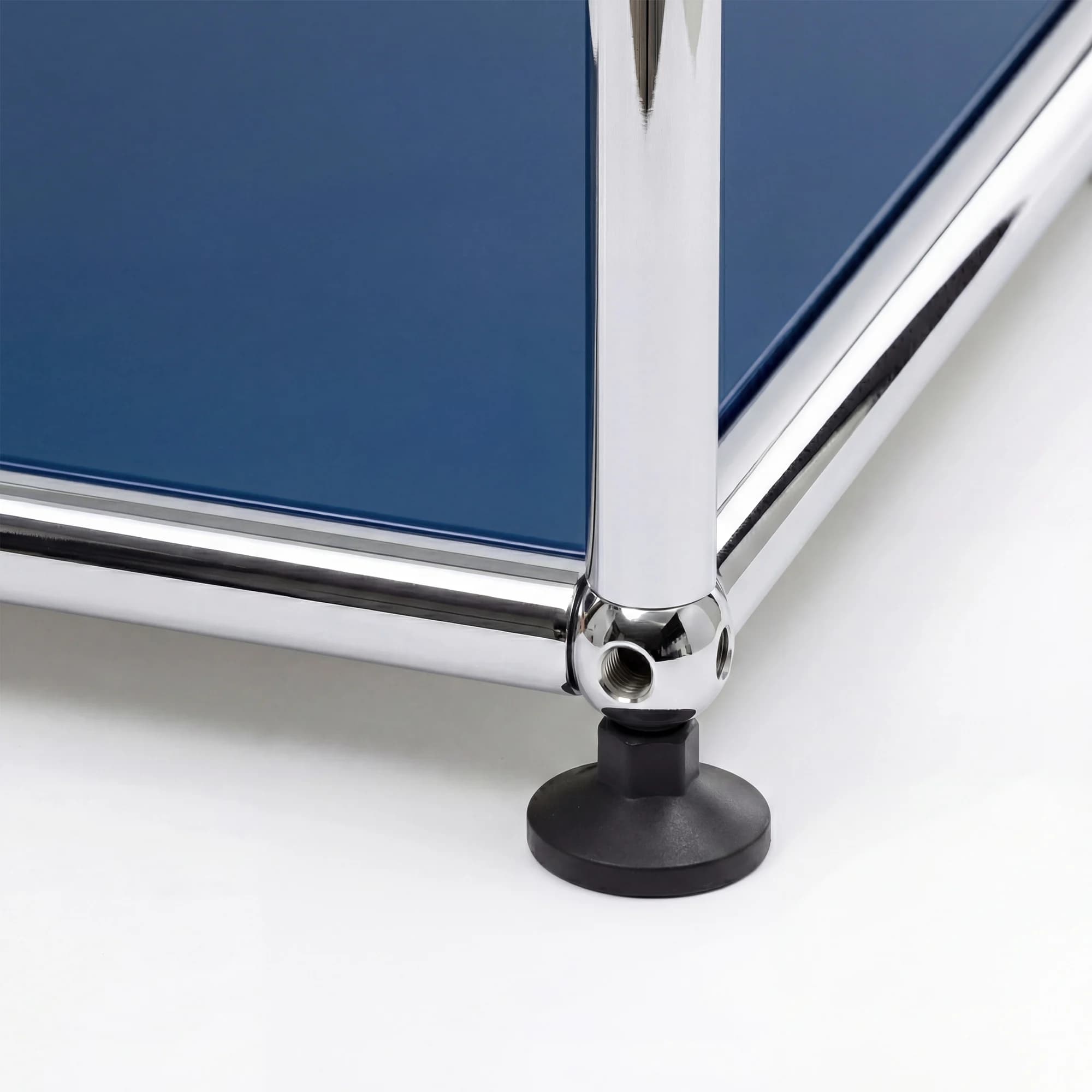 USM Haller storage system in Gentian Blue – styled setup
