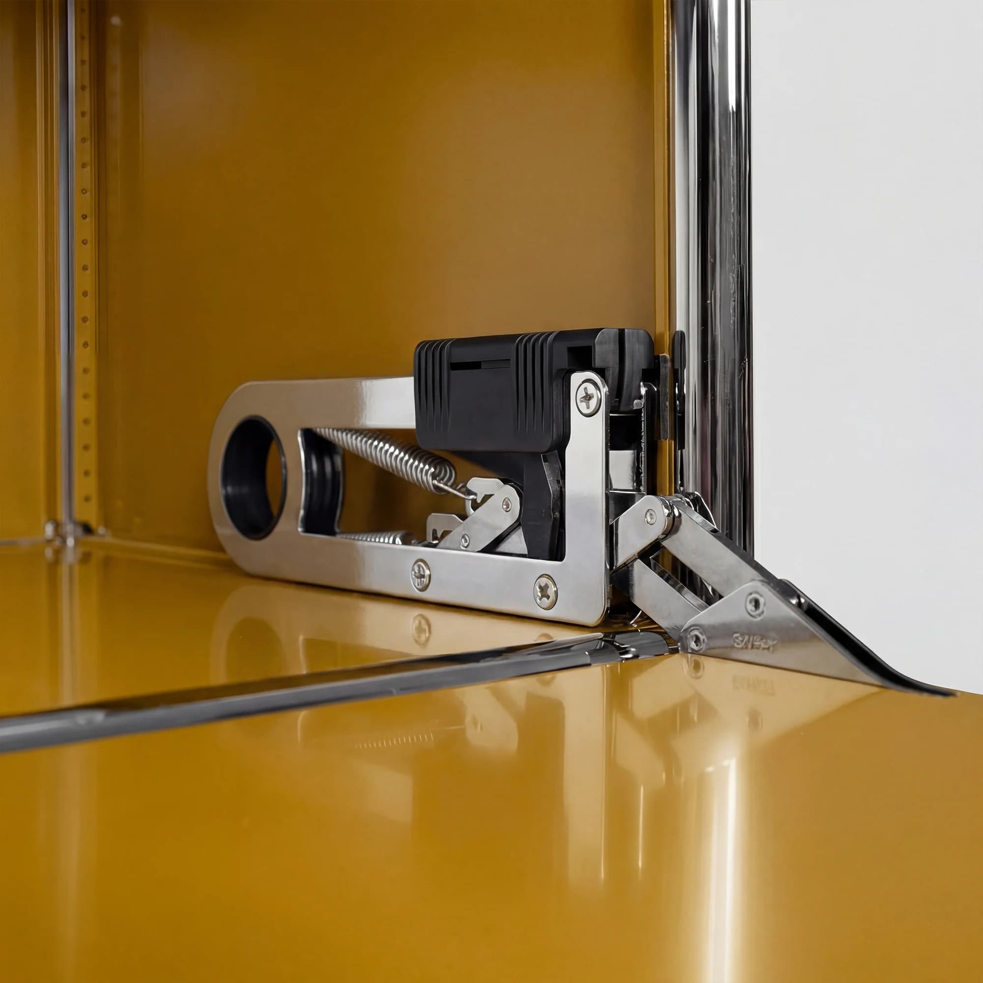 USM Haller shelving unit in Golden Yellow – detail view