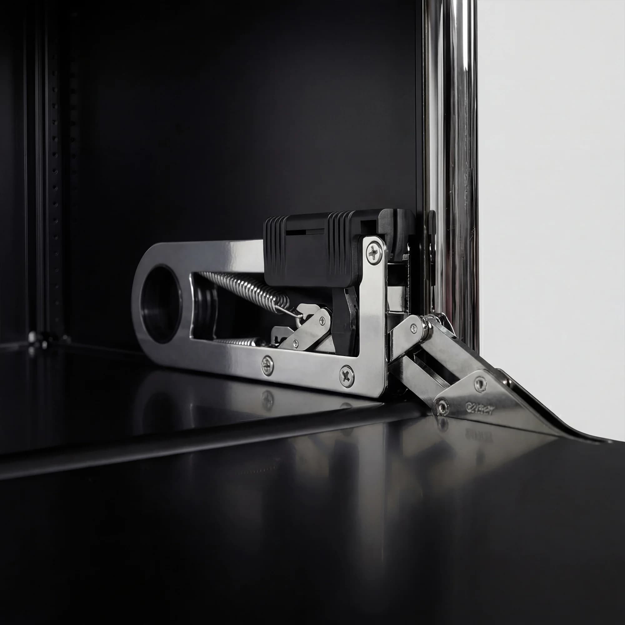 USM Haller shelving unit in Graphite Black – detail view