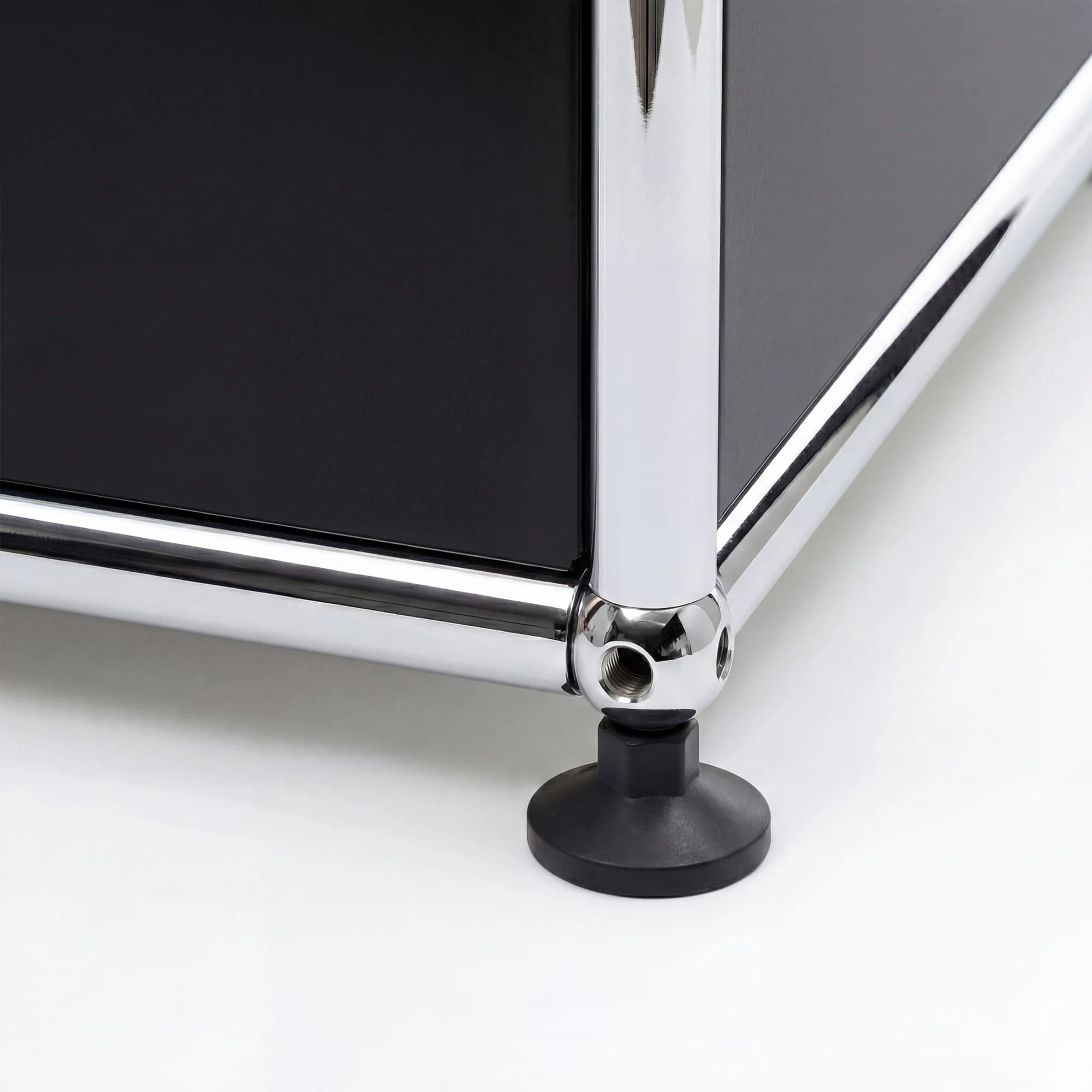 USM Haller storage system in Graphite Black – styled setup