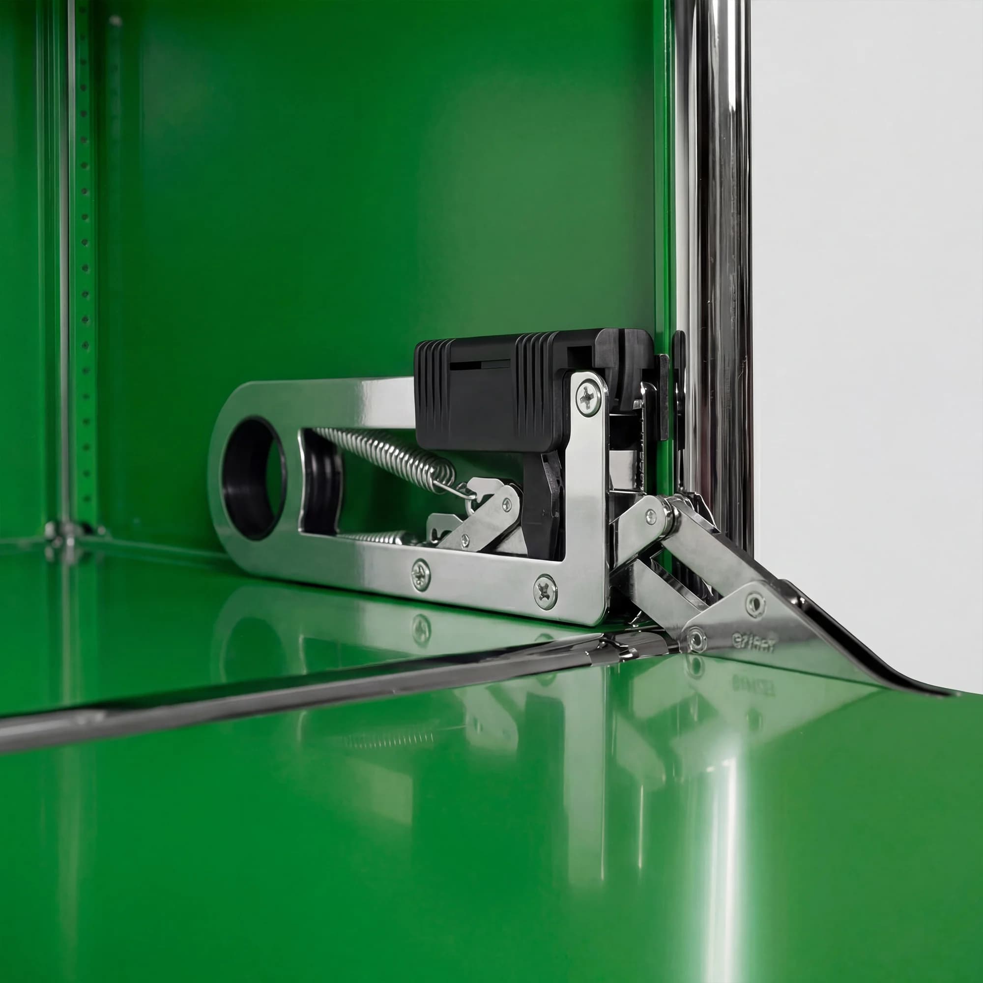 USM Haller shelving unit in Green – detail view