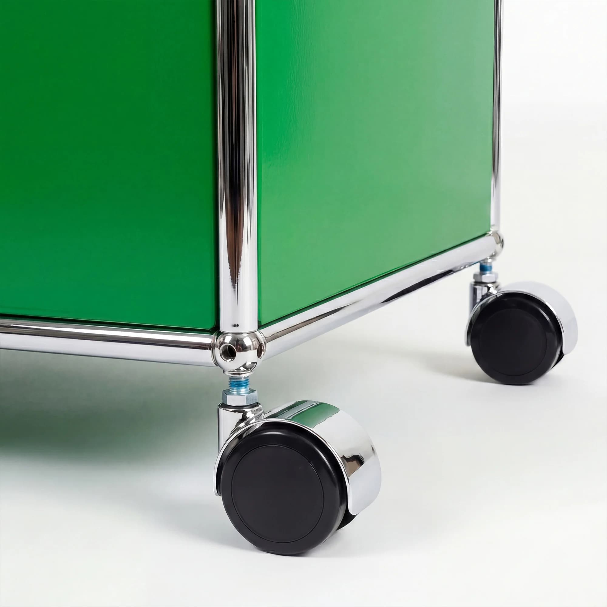USM Haller storage unit in Green – interior view