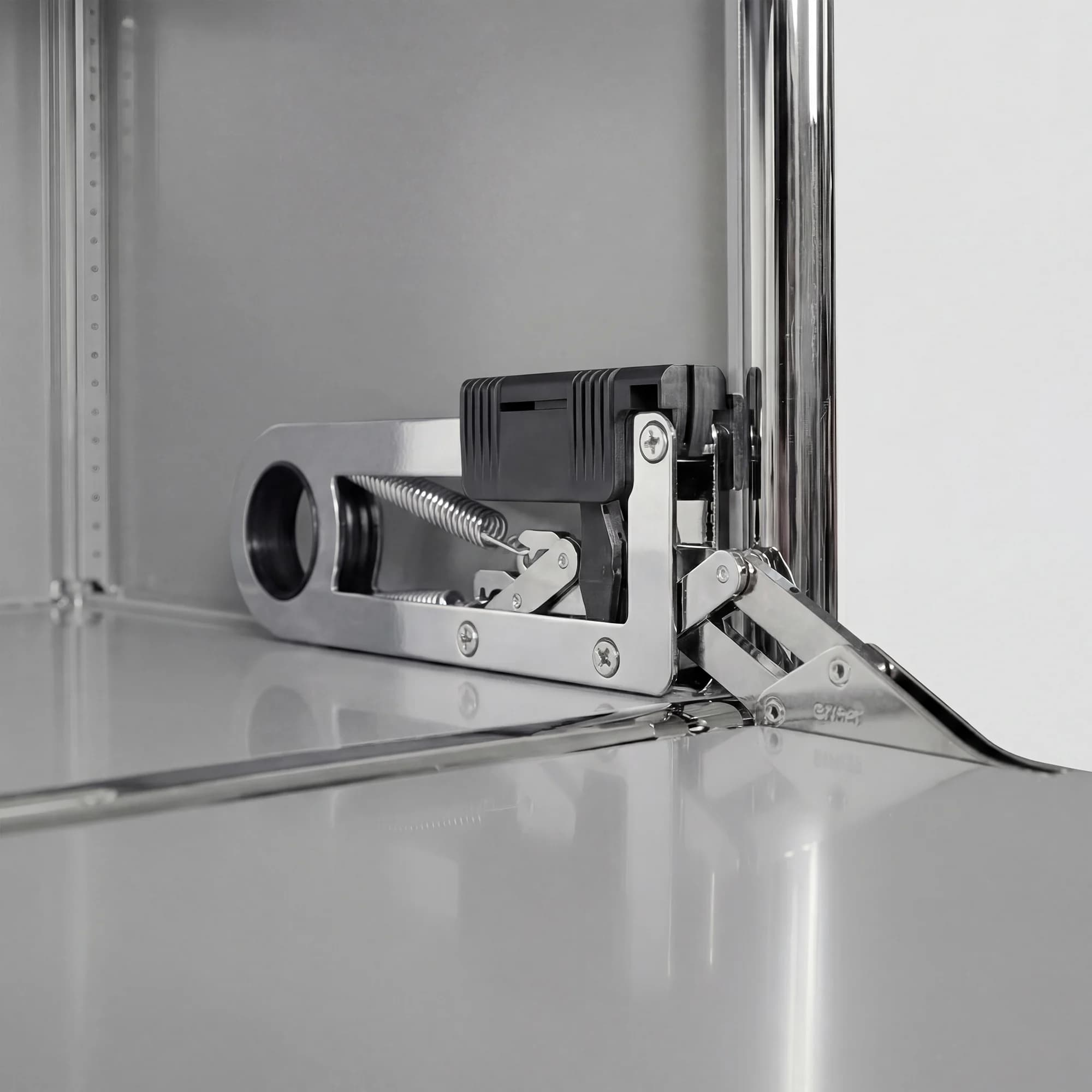 USM Haller shelving unit in Matte Silver – detail view