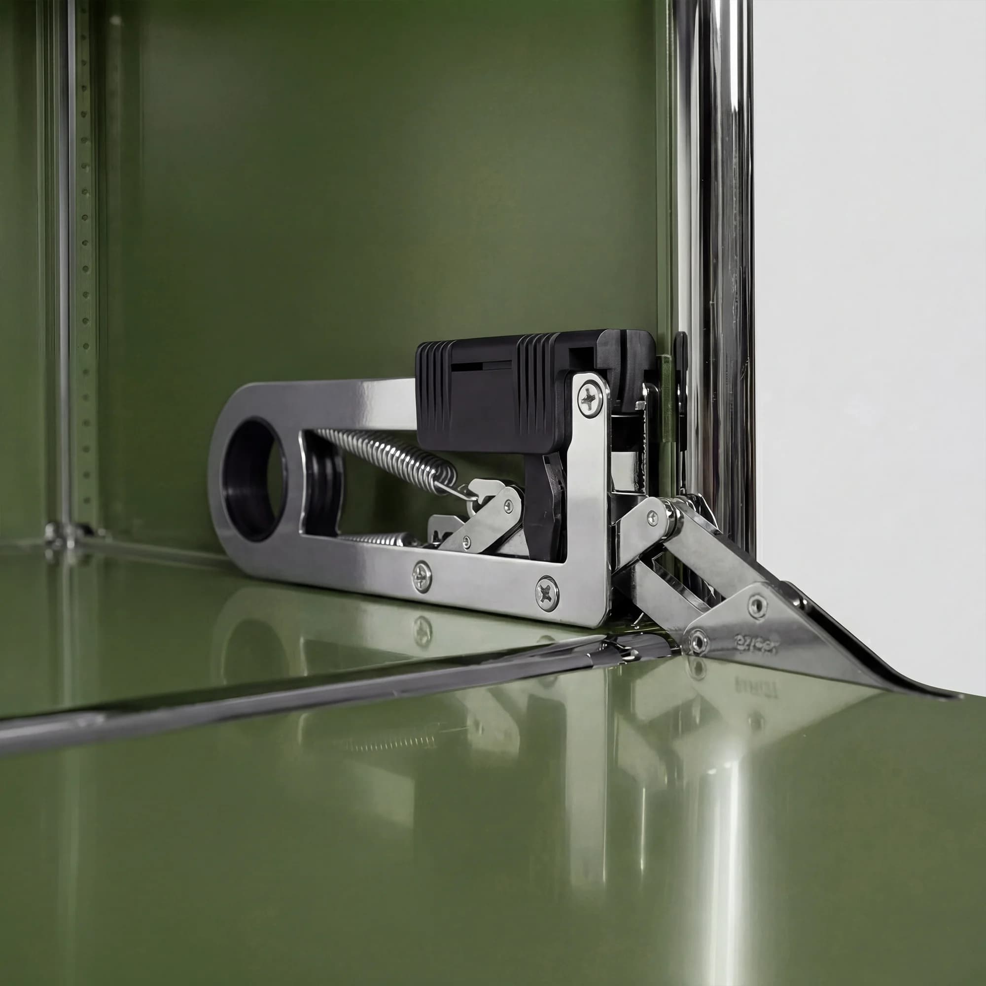 USM Haller shelving unit in Olive Green – detail view