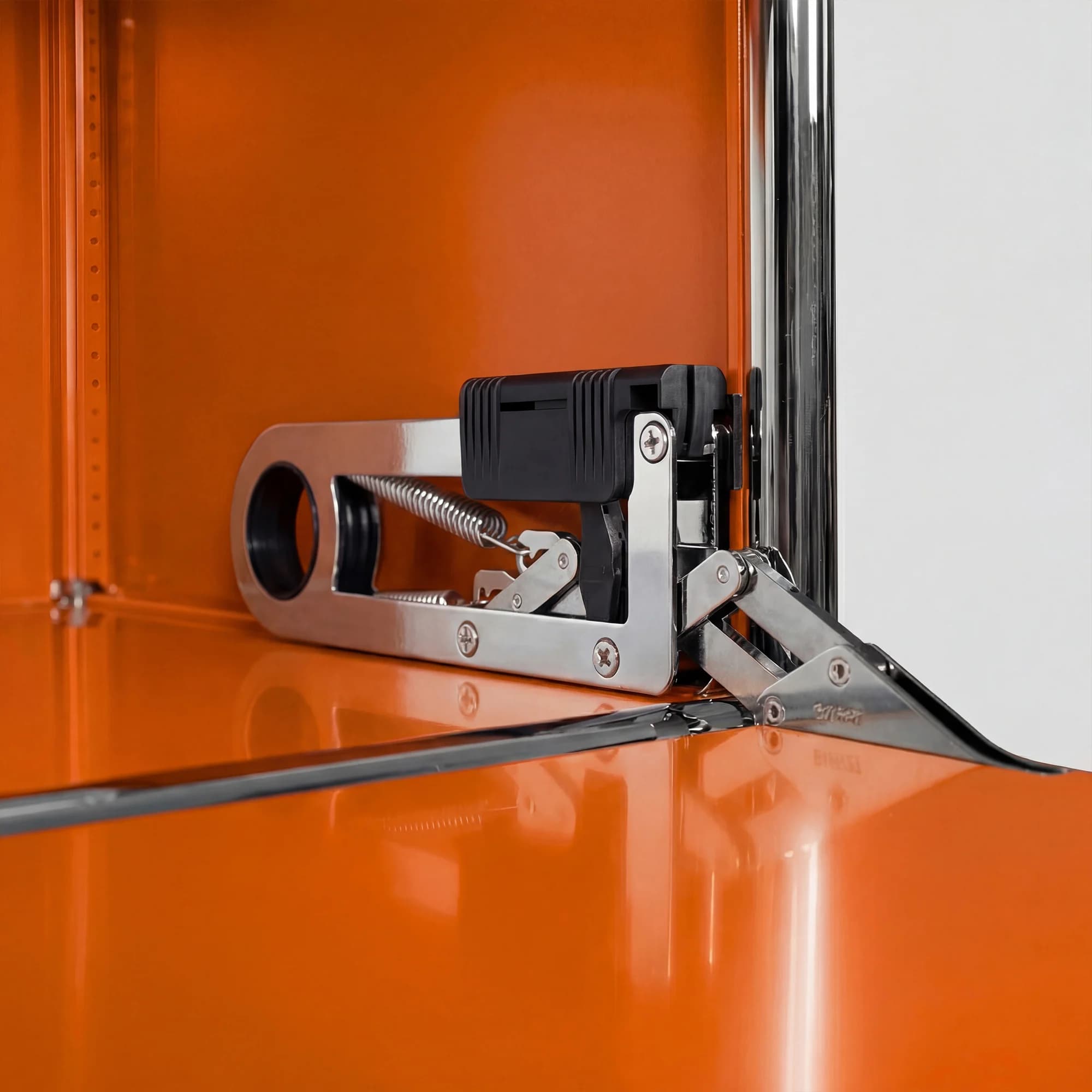 USM Haller shelving unit in Pure Orange – detail view