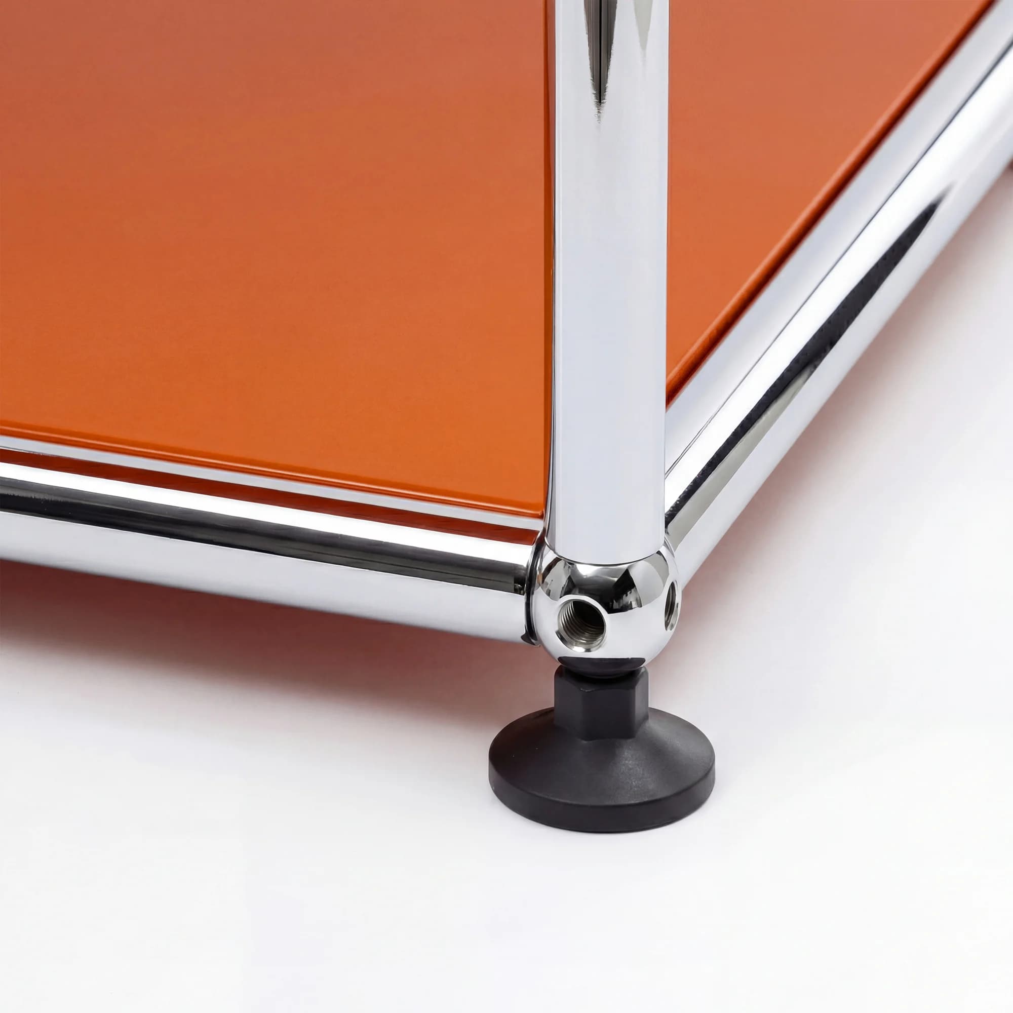 USM Haller storage system in Pure Orange – styled setup
