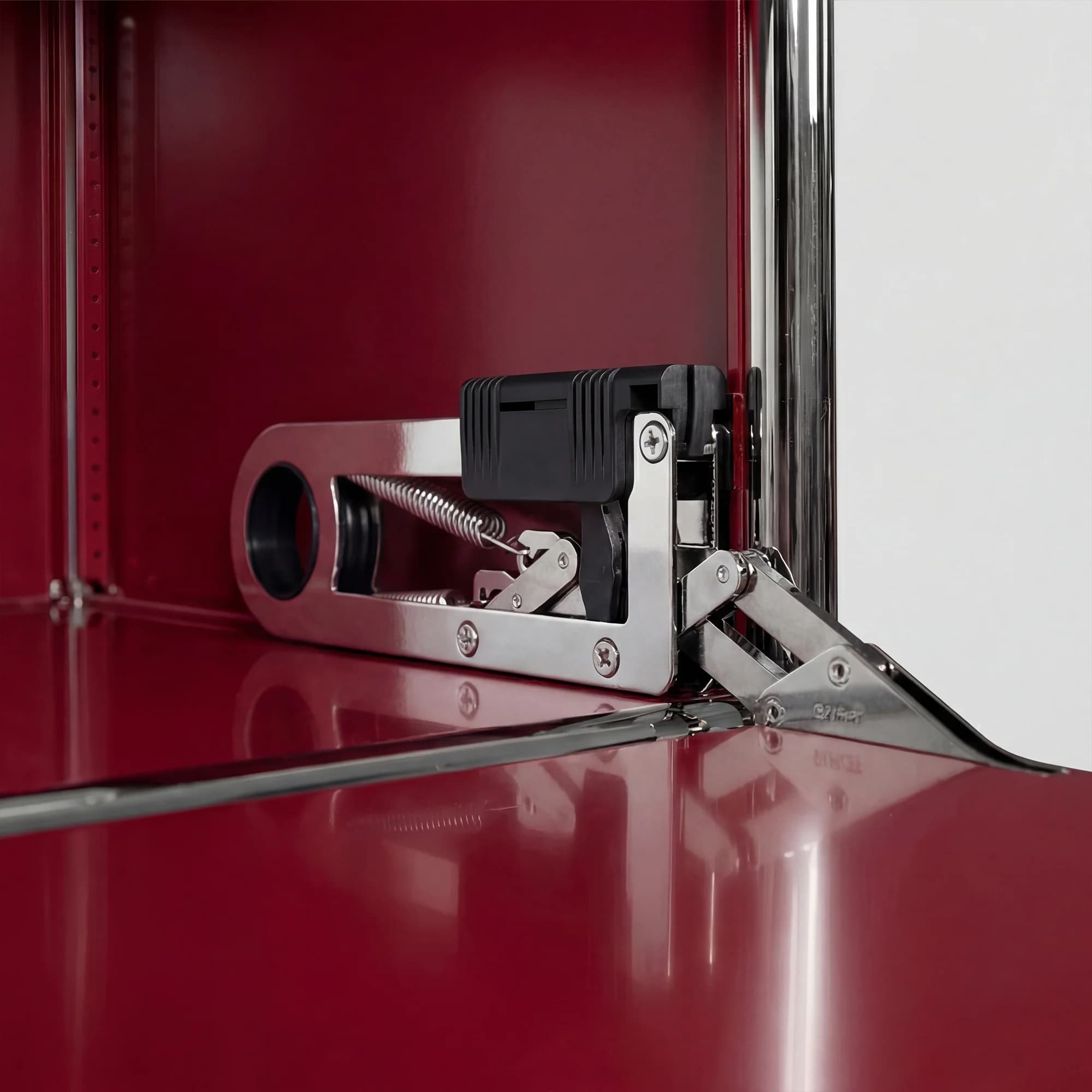 USM Haller shelving unit in Ruby Red – detail view