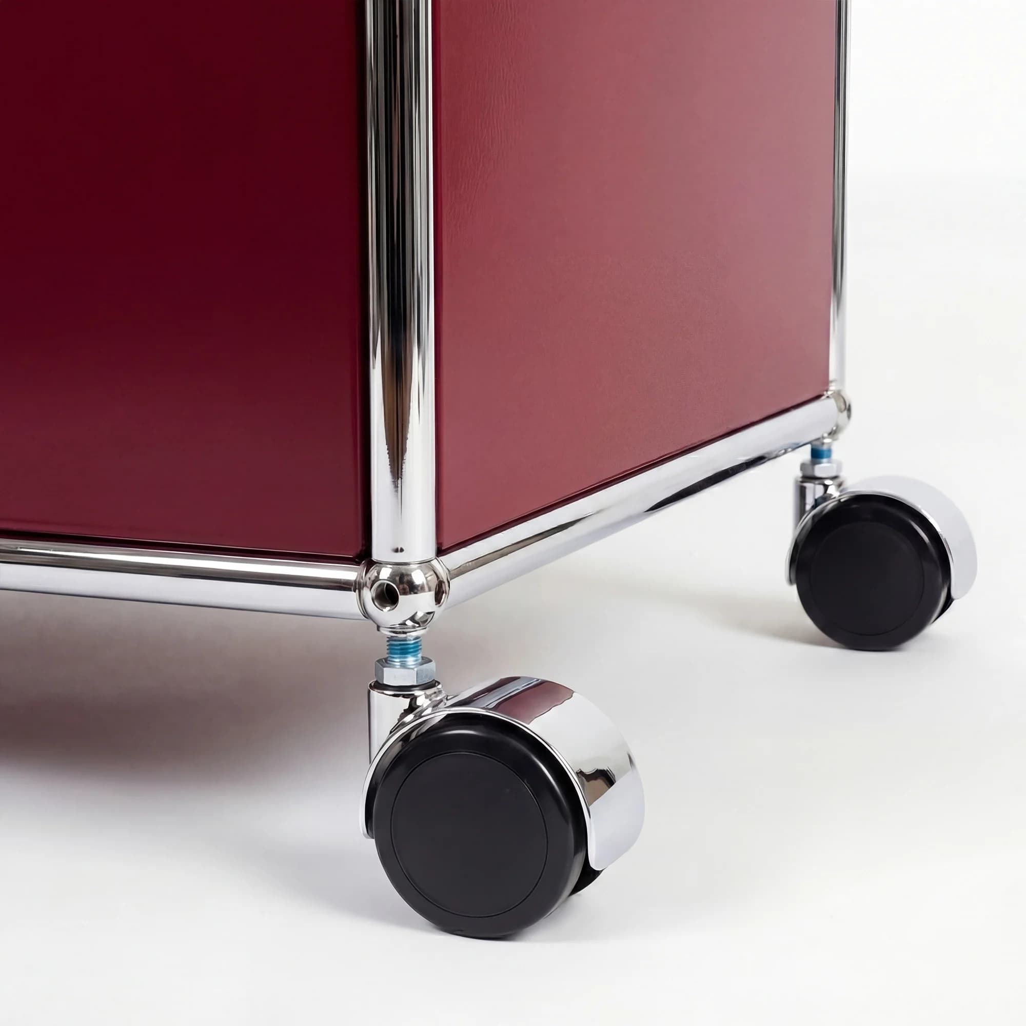 USM Haller storage unit in Ruby Red – interior view