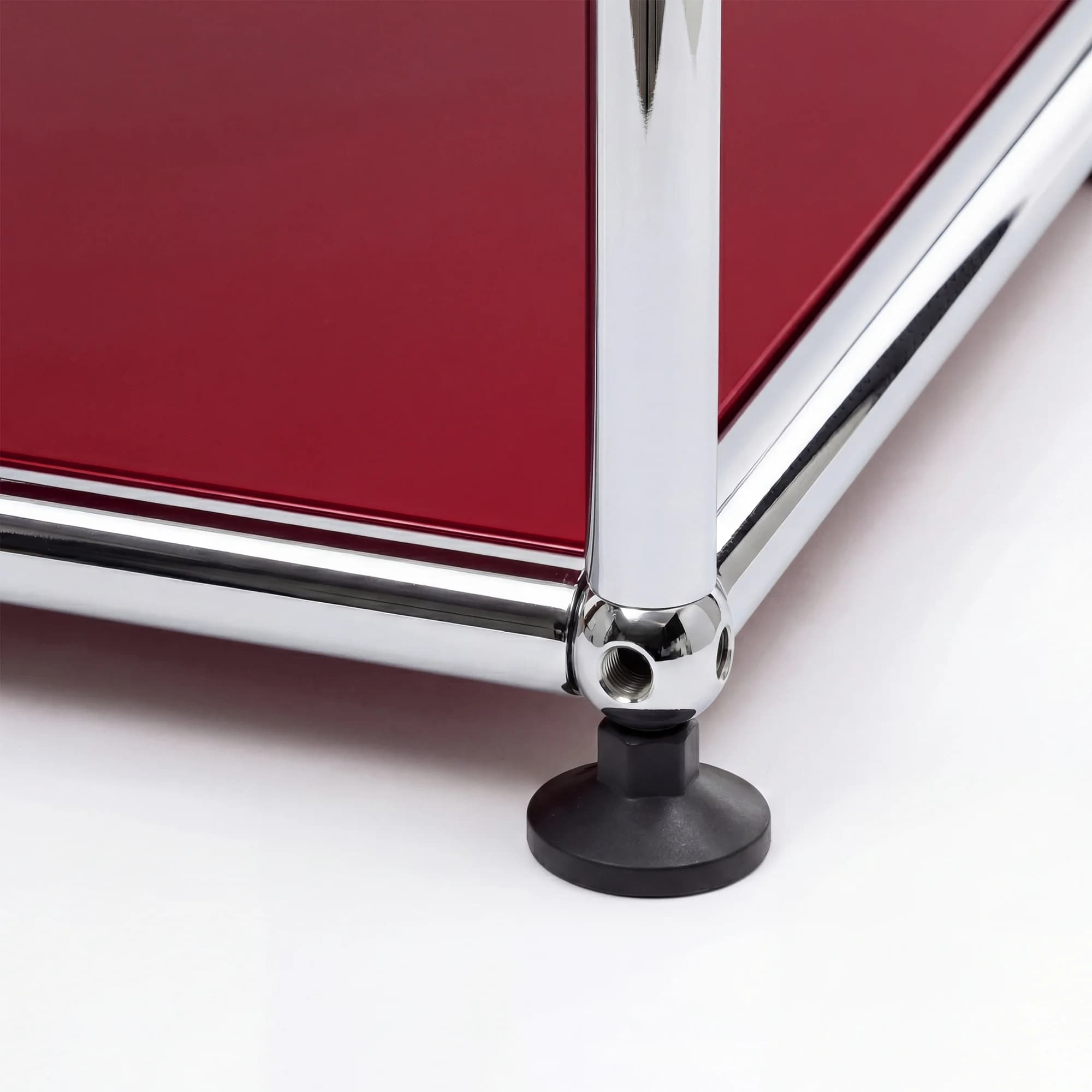 USM Haller storage system in Ruby Red – styled setup