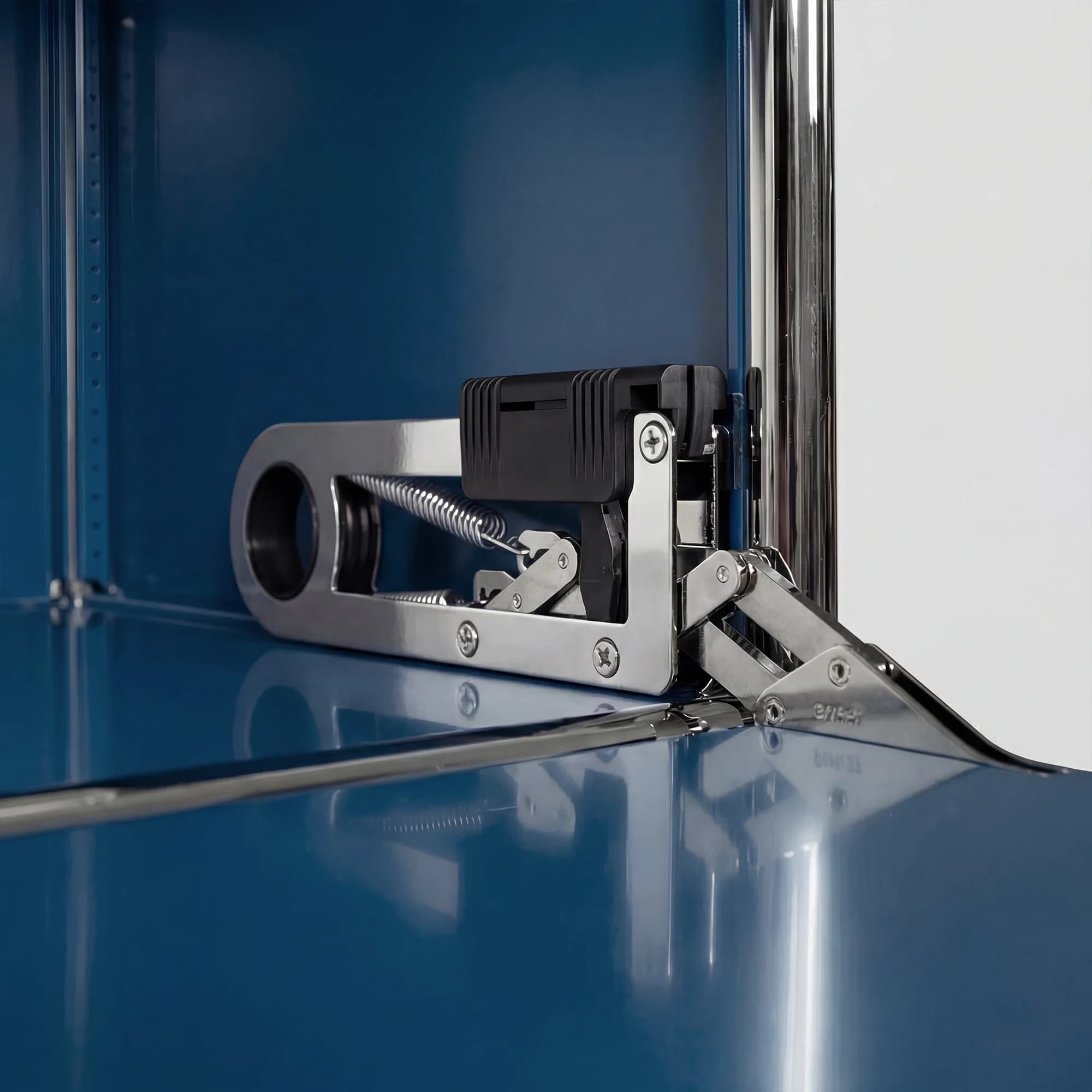 USM Haller shelving unit in Steel Blue – detail view