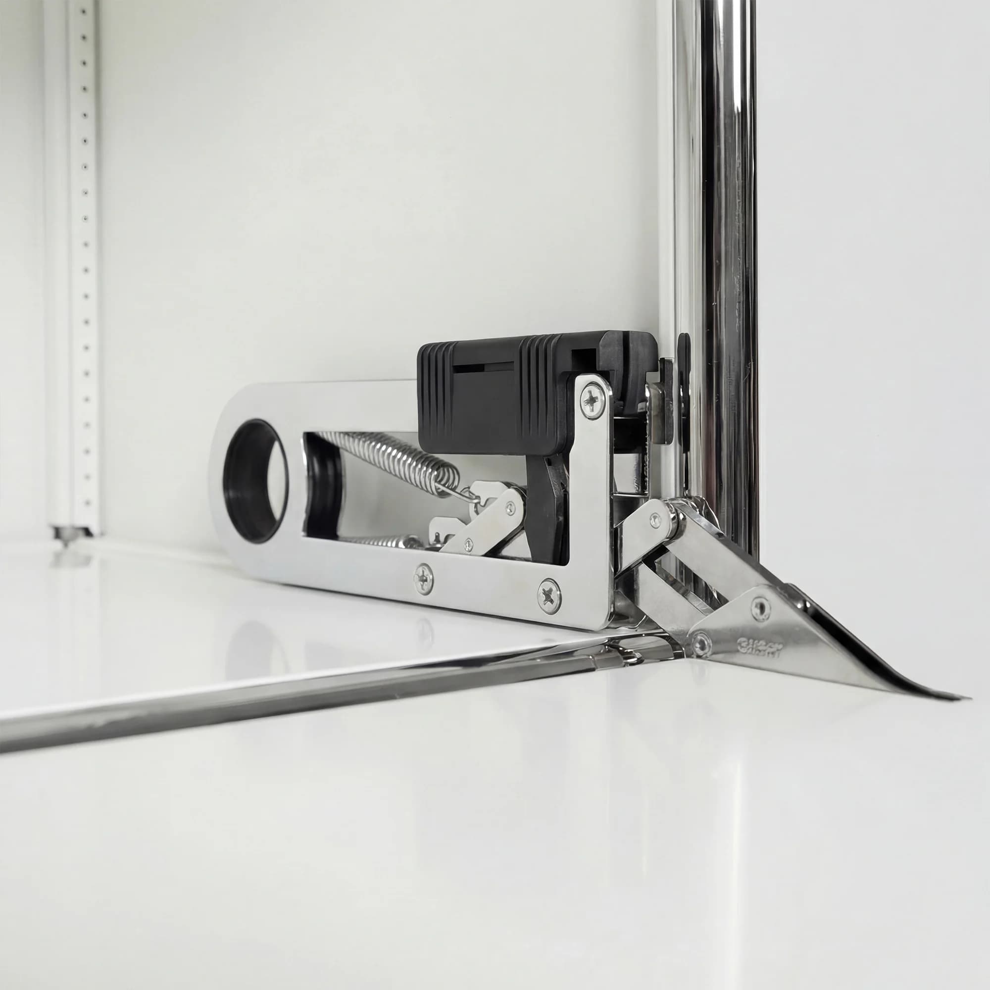USM Haller shelving unit in White – detail view